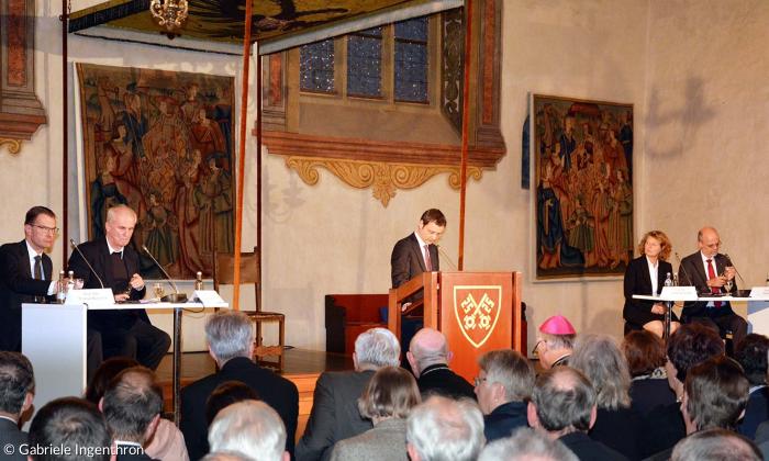 Theologen diskutieren im Regensburger Reichssaal.