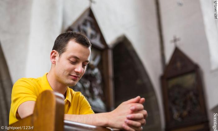 Stilles Gebet in der Kirche.