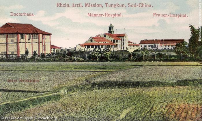 Farbkolorierte Postkarte des Missionshospitals in Tungkun (China), das der Rummelsberger Diakon Johannes Baumann nach Plänen des Nürnberger Klinikums um 1905 errichtete.