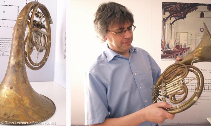 Rummelsbergs Museumsdirektor und Haushistoriker Thomas Greif mit einem Waldhorn aus der Rummelsberger Sammlung