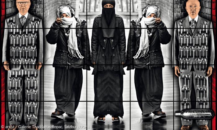 Gilbert & George: »Priestley - a scapegoating picture« (Priestley - ein Sündenbockbild), 2013 (»Luther und die Avantgarde«, Berlin).