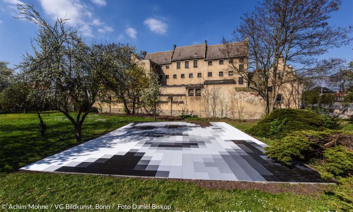 Das Alte Gefängnis Wittenberg mit der Installation »0,000672 Megapixel – Citizen To Be Seen From Mars« von Achim Mohné, 2017 (»Luther und die Avantgarde«).