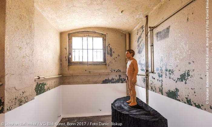Stephan Balkenhol: Nackter Mann, 2017. Zedernholz, farbig gefasst, 179 x 87 x 45 cm (»Luther und die Avantgarde«, Wittenberg).