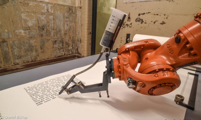 robotlab - bios [bible], 2007. Roboterinstallation, 6 x 3 x 1,5 Meter (»Luther und die Avantgarde«, Wittenberg).