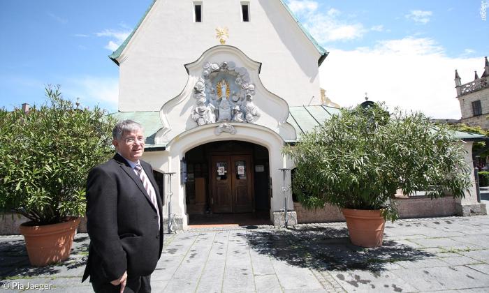 Pfarrer Ulrich Thoma vor der Gnadenkapelle.