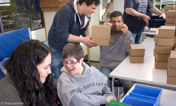 Alessia, Lukas und Hermann in der Werkstatt der Lebenshilfe Erlangen.