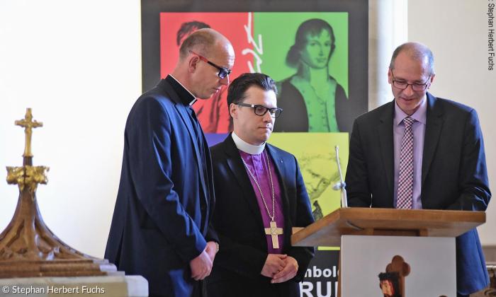 Erzbischof Dietrich Bauer (Mitte) mit dem katholischen Pater Stephan Matula (Bayreuth, links) und dem evangelischen Goldkronacher Pfarrer Hans-Georg Taxis beim Segensgebet.