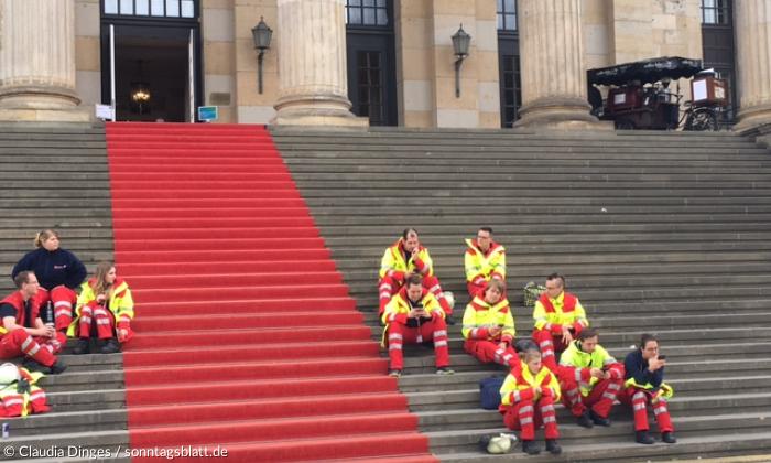 Ruhe vor dem Sturm: Kirchentagshelfer auf dem Berliner Gendarmenmarkt.