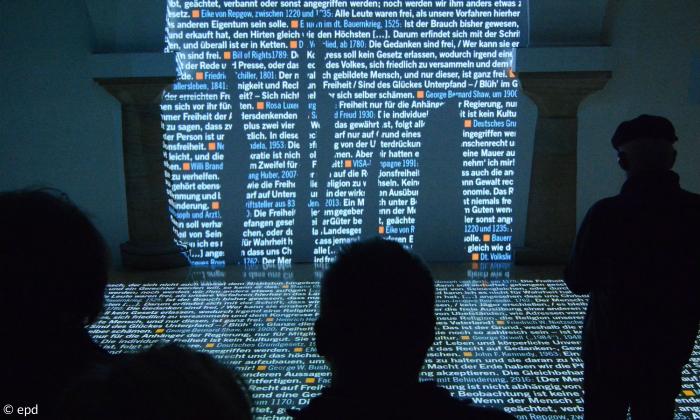 Lichtinstallation mit Zitaten zum Thema Freiheit auf der Bayerischen Landesaustellung in Coburg
