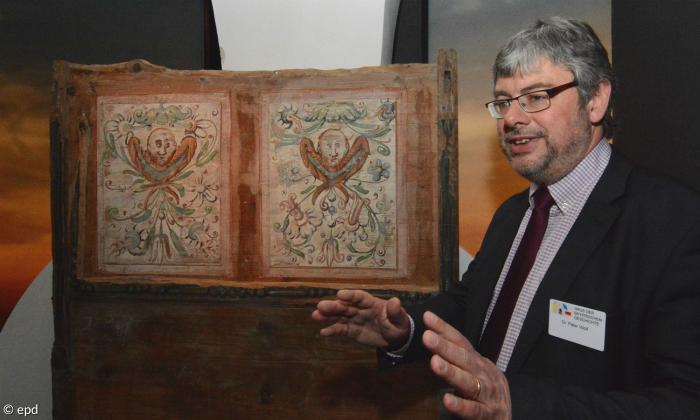 Kurator Peter Wolf vor dem sog. Lutherbett auf der Bayerischen Landesausstellung in Coburg