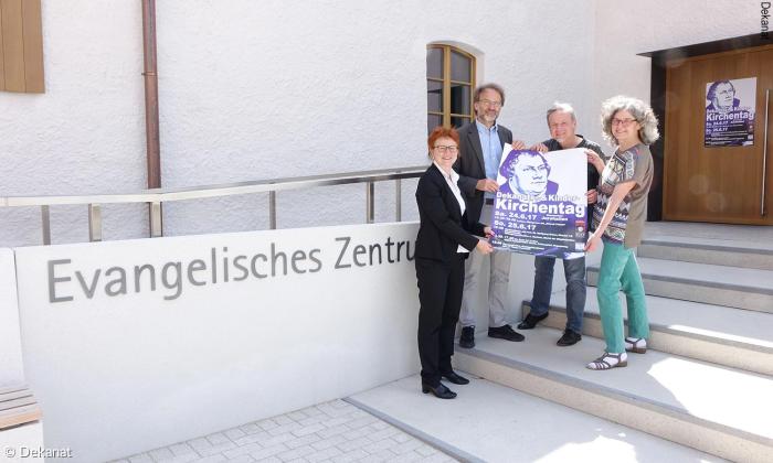 Dekanin Christiane Murner (links) mit Kirchentagsplakat.