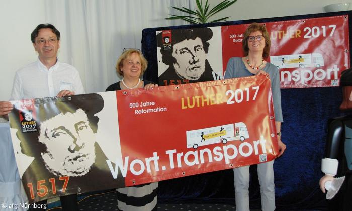 Von links: Diakon Friedrich Rössner, Synodalpräsidentin Annekathrin Preidel und Gudrun Scheiner-Petry (Amt für Gemeindedienst).