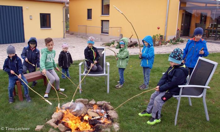 Miteinander Stockbrot über dem offenen Feuer rösten – das schult Kinder im verantwortungsvollen Umgang miteinander, wie die sozialen Kompetenztrainings der Nürnberger Stadtmission es vermitteln.