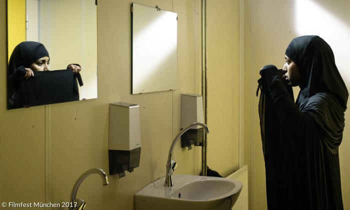 Vom Verschwinden hinter dem Niqab: »Layla M.« von Mijke de Jong mit Nora El Koussour.