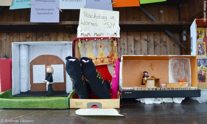 »Luthers Leben in Schuhkartons«, am Stand des Schulreferats.