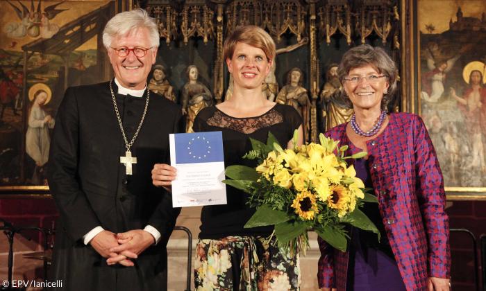 Landesbischof Heinrich Bedford Strohm und Regionalbischöfin Susanne Breit-Keßler mit der Preisträgerin Ann-Kathrin Eckardt (m.) von der Süddeutschen Zeitung.