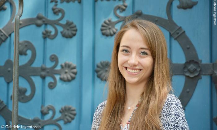 Stephanie Müller steht vor der evangelischen Christuskirche in Landshut