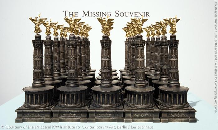 Aura Rosenberg: The Missing Souvenir (Das fehlende Souvenir), 2002, gegossenes Plastik, Acrylfarbe, 24 × 8,5 × 8,5 cm.