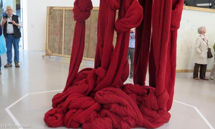 Documenta-Halle: Cecilia Vicuña, »Quipo Mapocho«