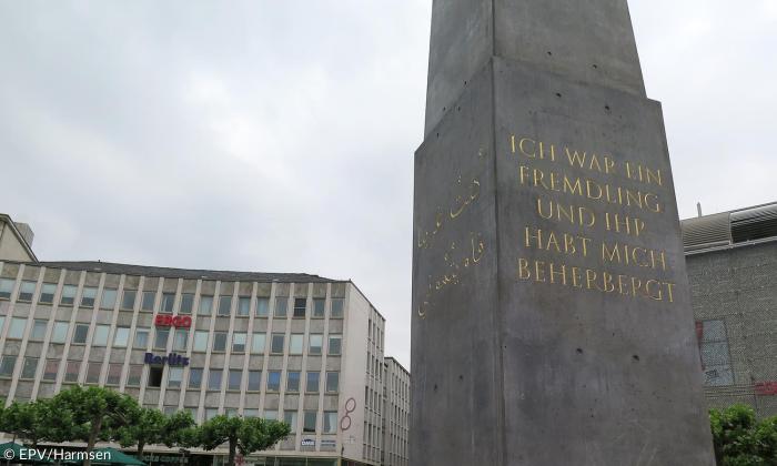  Königsplatz: Olu Oguibe, »Das Fremdlinge und Flüchtlinge Monument«