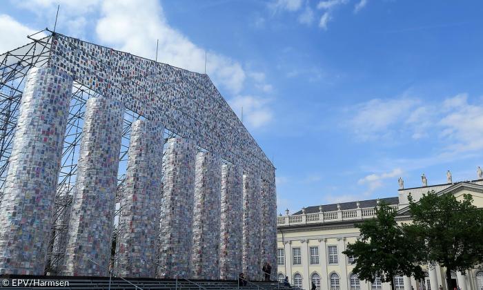 Friedrichsplatz: Marta Minujín, »The Parthenon of Books«.