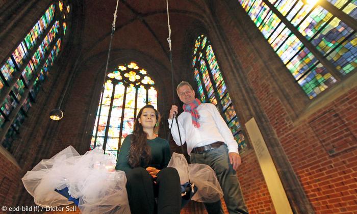 »Himmelsschaukel« - Pfarrer Stephan Kreutz und Reformationsbotschafterin Maria Esfandiari in der Bremer Innenstadtkirche Unser Lieben Frauen.