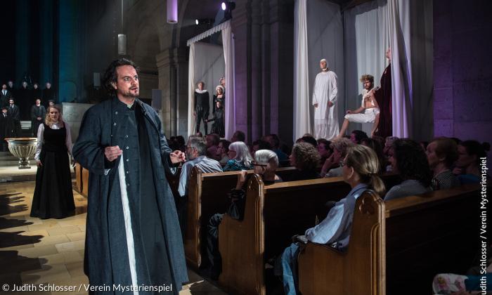 »Akte Zwingli« im Zürcher Großmünster: Die Nebenschiffe der Kirche, in denen einst Seitenaltäre standen, werden überraschend zu Spielflächen.