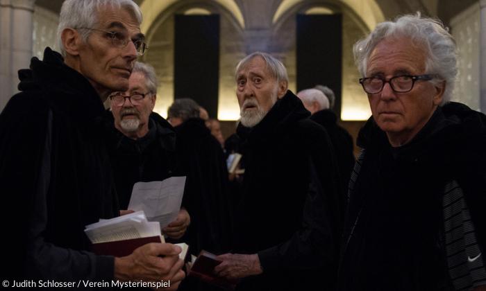 »Akte Zwingli« im Zürcher Großmünster: Die Ratsherren des Großmünsters sind der neuen Lehre gegenüber zunächst skeptisch – sie werden gespielt von Zürcher Laien.