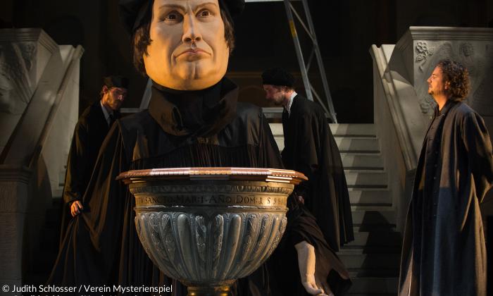 »Akte Zwingli« im Zürcher Großmünster: Martin Luther, der Reformator aus dem in der Schweiz ungeliebten »großen Kanton«, tauchte im Zürcher Großmünster als überlebensgroße Pappmascheefigur auf. 