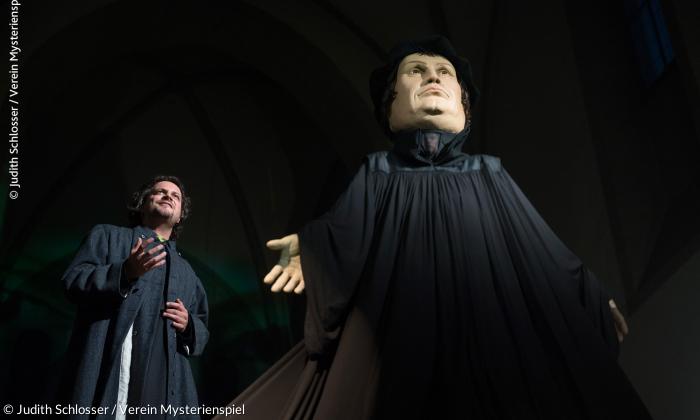 »Akte Zwingli« im Zürcher Großmünster: Zwingli (Daniel Bentz) und Luther.