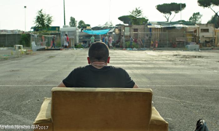 »Cuori puri« (Reine Herzen) von Roberto De Paolis - Stefano bewacht »seinen« Parkplatz, auf dem sich auch ein Roma-Lager befindet.