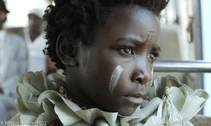 »I am not a witch« von Rungano Nyoni - Shula als Hexe gekennzeichnet im Bus unterwegs.