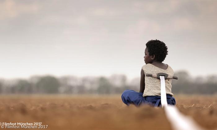 »I am not a witch« von Rungano Nyoni: Die neunjährige Shula muss als Hexe angebunden werden, damit sie nicht davonfliegt.