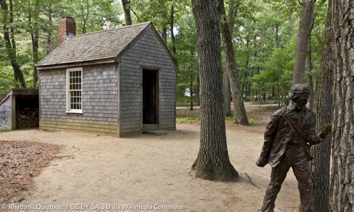 Statue und Nachbildung der Hütte Thoreaus in der Nähe des Walden Pond in Massachusetts.