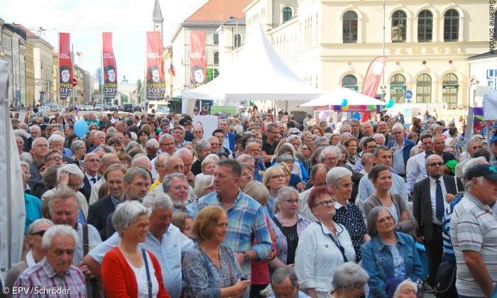Besucher beim Reformationsfest auf dem Odeonsplatz