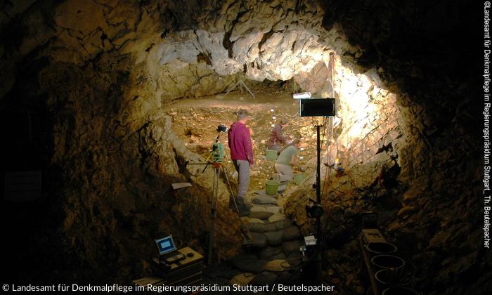 Ausgrabungen 2012 in der Höhle Hohlenstein-Stadel im Lonetal rund zweieinhalb Kilometer nordwestlich von Asselfingen.