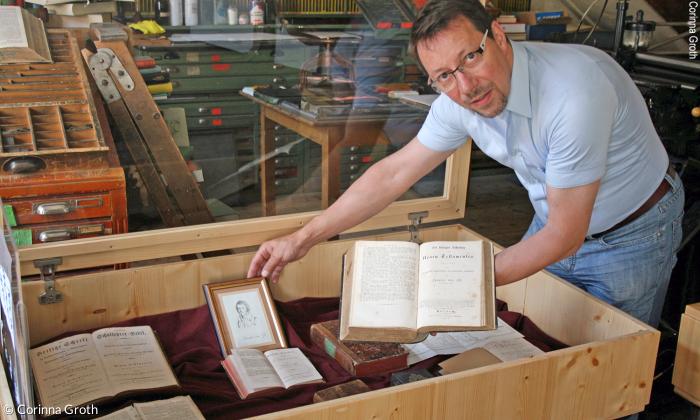 Markus Lommer präsentiert die Bibelübersetzung von Leander van Eß.