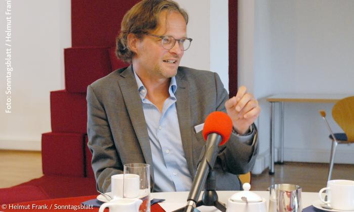 »Statt den großen Fragen des Daseins nachzugehen, kreist die Institution Kirche hauptsächlich darum, welche Gebäude in 100 Jahren noch wo stehen sollen und ob die Glocke bimmelt«: Jörg Lauster.