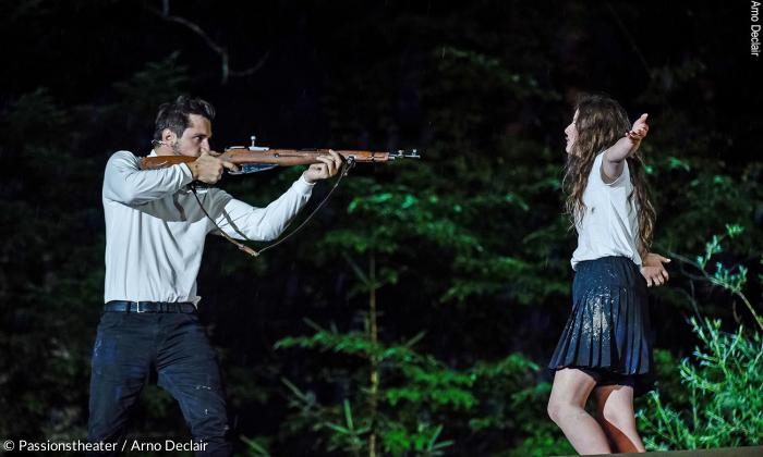 Sophie Schuster als Geierwally mit ihrer Hassliebe, dem Bärenjosef (Jonas Konsek). Oberammergau 2017, Regie Abdullah Kenan Karaca.