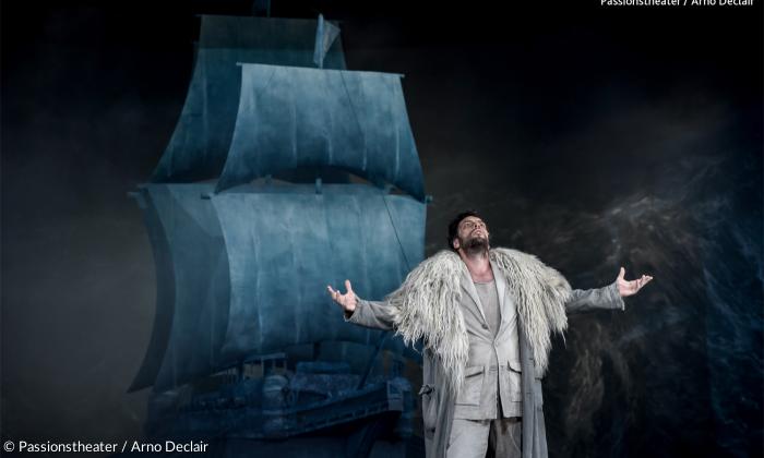 »Der Fliegende Holländer« von Richard Wagner in der Inszenierung von Christian Stückl am Passionstheater Oberammergau 2017: Gábor Bretz in der Hauptrolle vor dem Bühnenbild von Stefan Hageneier.