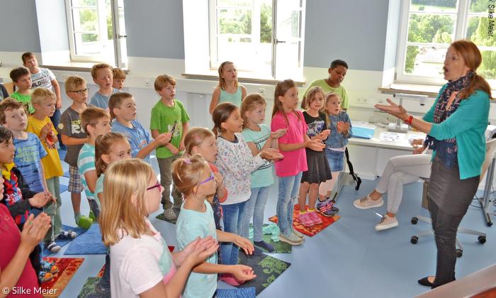 Wunsiedler Schulkinder proben mit Ulrike Schelter-Baudach.
