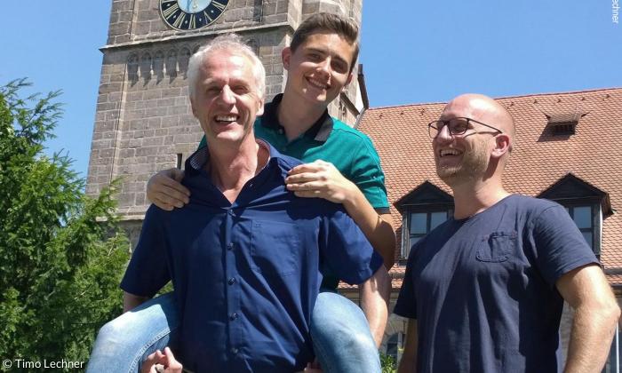 Dekan Jörg Sichelstiel übt schon mal mit Jan Mrochen aus Roßtal, während Benjamin Greim, Jugendreferent der Stadt Fürth, zusieht. 