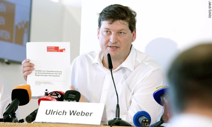 Rechtsanwalt Ulrich Weber stellt in Regensburg den Abschlussbericht seiner Untersuchung vor.