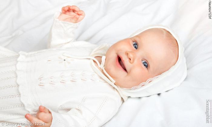 Baby im Taufkleid