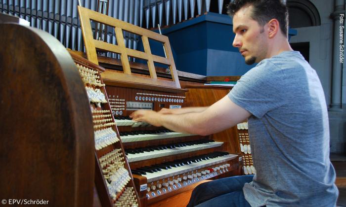 Lukaskantor Tobias Frank am Spieltisch der Steinmeyer-Orgel.