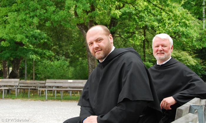 Pater Felix (vorn) und Prior Pater Matthäus vom Augustinerkonvent Maria Eich.
