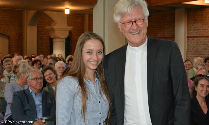 Die Braut der Landshuter Hochzeit, Stephanie Müller, und Landesbischof Heinrich Bedford-Strohm EPB