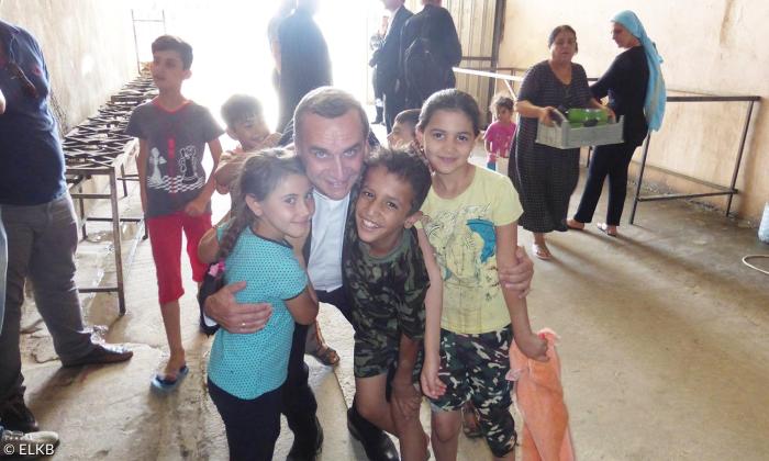 Oberkirchenrat Michael Martin in einem Flüchtlingslager im Irak.