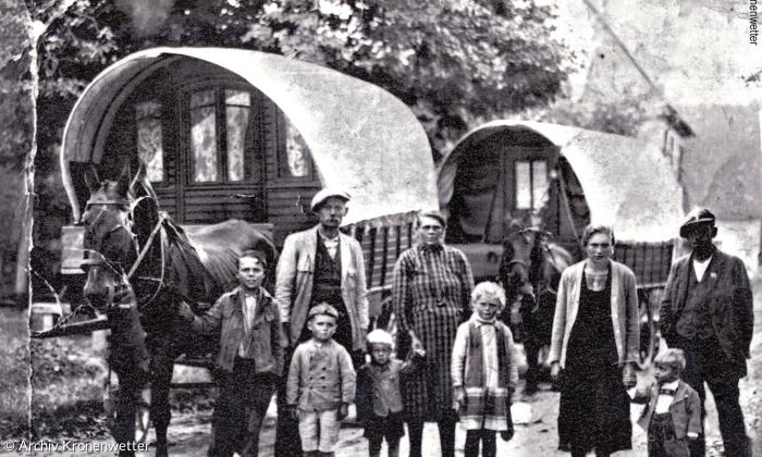 Fahrendes Volk – aber keine »Zigeuner«, auch wenn sie von Nazis als solche verfolgt wurden. Das Foto zweier Jenischen-Familien vor ihrem Reisewagen entstand um 1925.