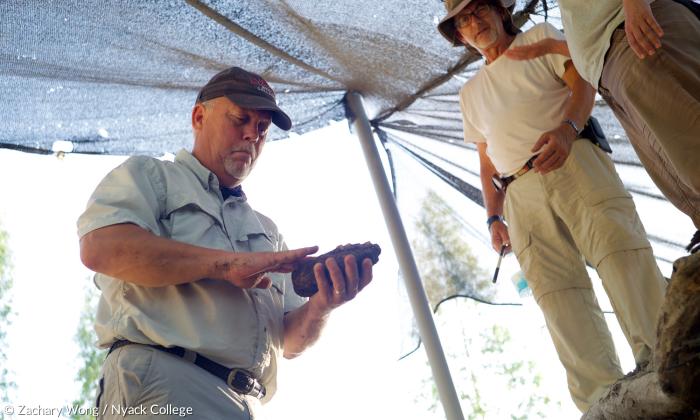 Professor R. Steven Notley vom Nyack College und Dr. Moti Aviam vom Kinneret College begutachten ein Mosaikfragment des in el-Araj gefundenen römischen Badehauses. War es das der Stadt Julias?